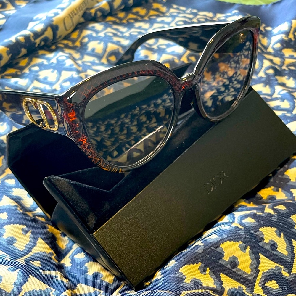 BRAND NEW NEVER WORN DIOR SUNNIES